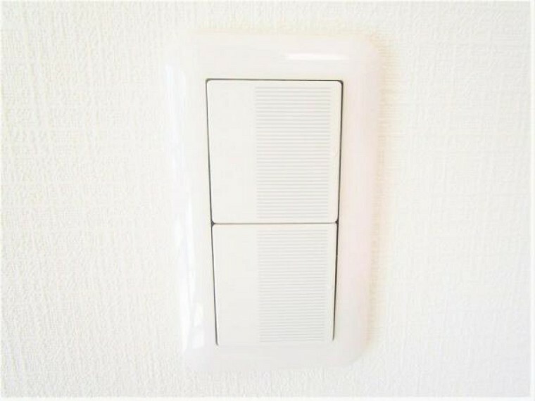 各部屋の照明スイッチは小さい子供や高齢者・若い世代、誰でも使いやすいユニバーサルデザインのワイドスイッチを採用しています。どこの照明のスイッチか分かりやすいようになっています。