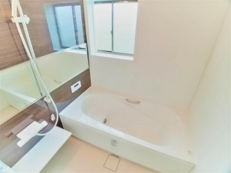 浴室 【リフォーム中】浴室は1坪タイプのユニットバスに新品交換します。浴槽は半身浴ステップ付きなので、足を伸ばしてゆったり半身浴が楽しめます。