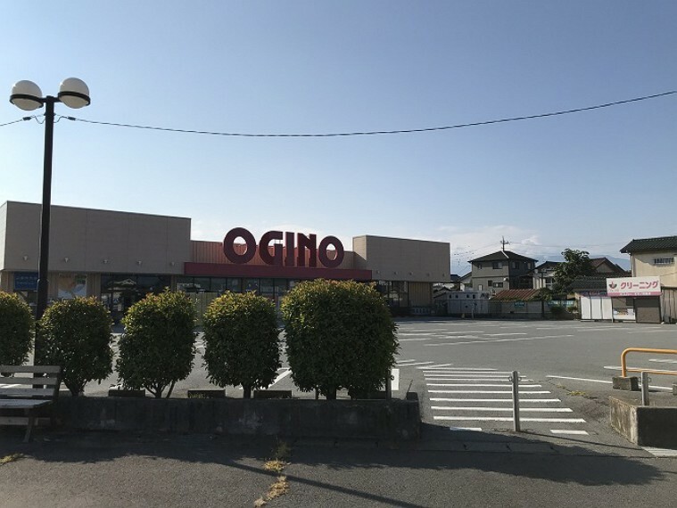 ショッピングセンター オギノ城東店 （距離700m/徒歩9分） 21時まで営業。リサイクルごみの回収も行っています。