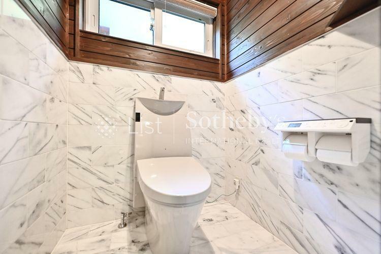 現況写真 トイレ:清潔感あるトイレは窓がついており明るい印象。