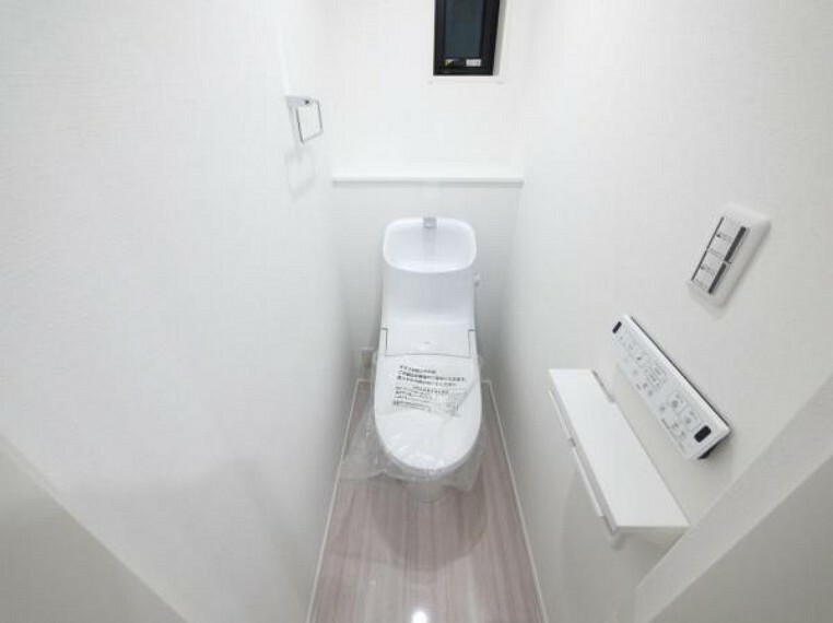トイレ 白を基調とし清潔感をデザインしたトイレ空間です。使い心地もしっかり追求した先進のトイレを搭載しております。