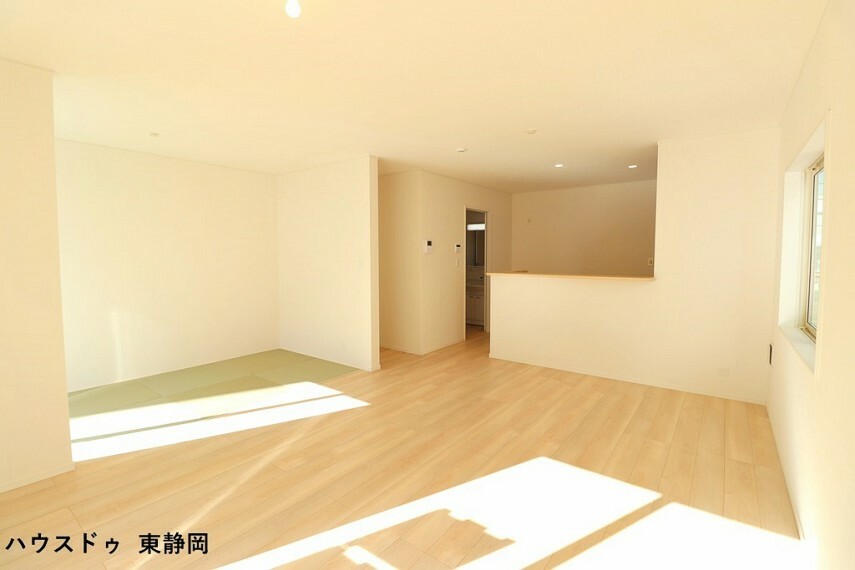 居間・リビング LDKは畳コーナーがあるのでくつろぎスペースとしても使用できます