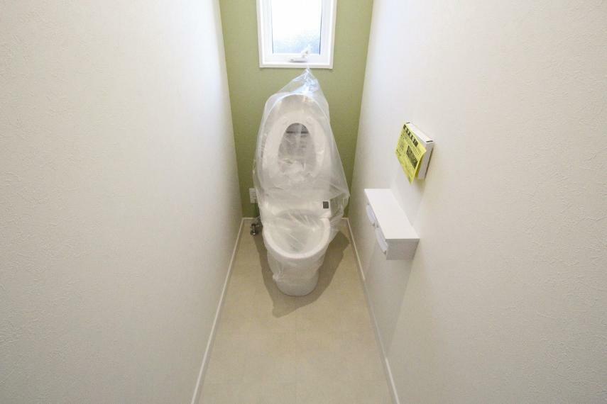 トイレ 2階トイレです、アースカラーの素敵な壁紙ですね