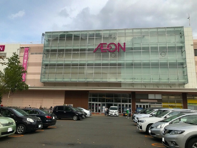 ショッピングセンター 徒歩約9分（約700m） （2021年10月撮影） イオン桑園店を核にファッション、飲食、サービスなどの専門店で構成されたショッピングセンターです。