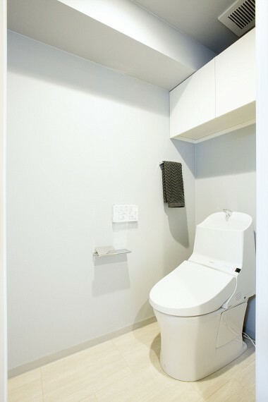 トイレ 収納スペースは扉付。トイレットペーパーや掃除用品を隠して収納できます。