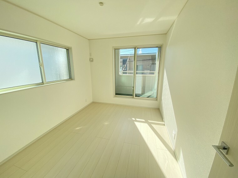 居間・リビング 白い建具で解放感の溢れる洋室。南から明るい陽も差し込みます！