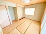 【リフォーム済】1階の和室は畳の表替えを行い、天井や壁のクロスの張替えも行います。