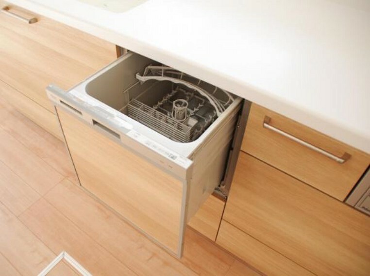 キッチン 【リフォーム済】システムキッチンはリンナイ製の食器洗い乾燥機付きです。洗い物は手作業でされる方でも乾燥機能を使えば除菌もできますし、食器かごを設置しなくてよいのでキッチン周りをスッキリ使えます。