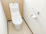 トイレ 【リフォーム済】LIXIL製の洗浄機能付便器に交換しました。従来に比べ約69％節水できる「超節水ECO5トイレ」　フチレス形状でフチを丸ごとなくしているので、お掃除もラクラクです。