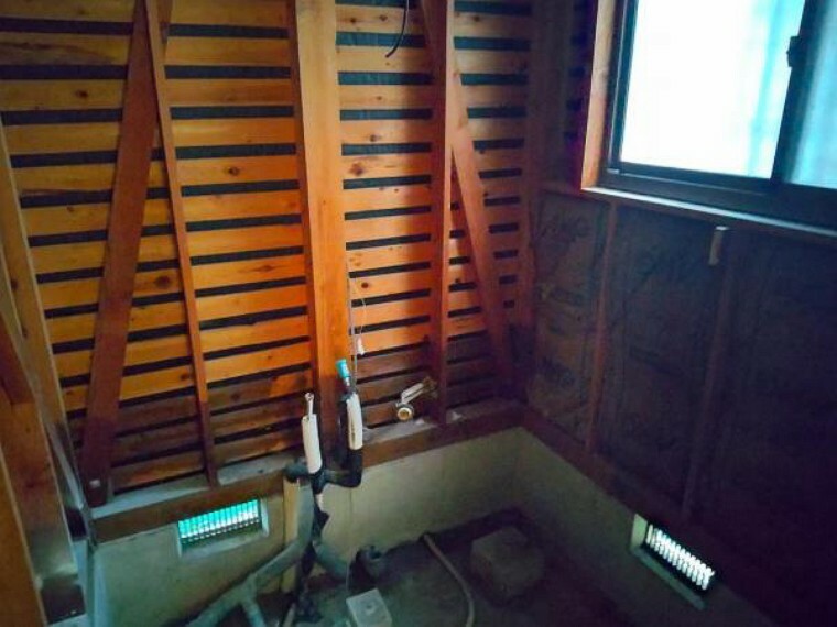 【リフォーム中12/11】浴室は1坪タイプのハウステック社製ユニットバスに新品交換します。スイッチひとつで追い焚き、足し湯、通話ができるお風呂リモコンを設置。快適なバスタイムを堪能してください。