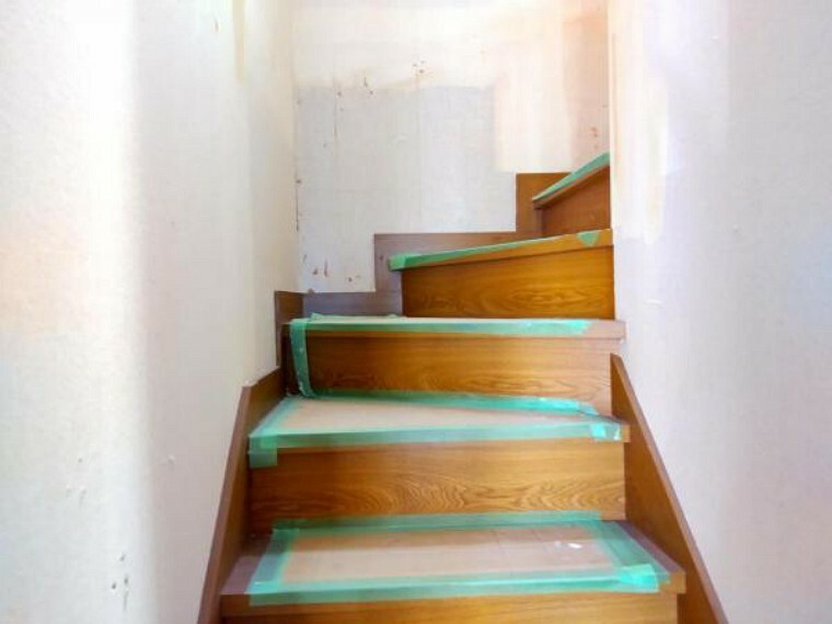 【リフォーム中12/11】2階に続く階段です。お子様やご高齢の方に配慮して、新品の手すりを設置します。事故の起こりやすい階段の昇降を、より安全にできるように最大限配慮しています。