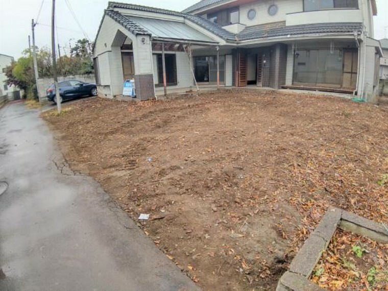 駐車場 【リフォーム中写真】駐車場は4台分に拡張予定です。砕石を敷き込み、間口には土間を打設しますので雨の日にも泥ハネの心配をする必要がありません。
