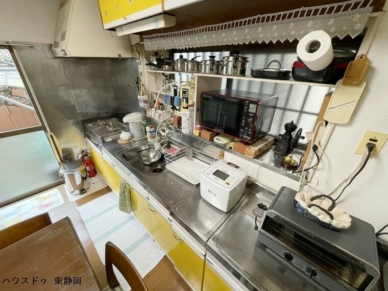 キッチン 壁面のコンセントはキッチン家電の利用の際に便利です。調理の幅も広がり、料理の楽しみが増えます。