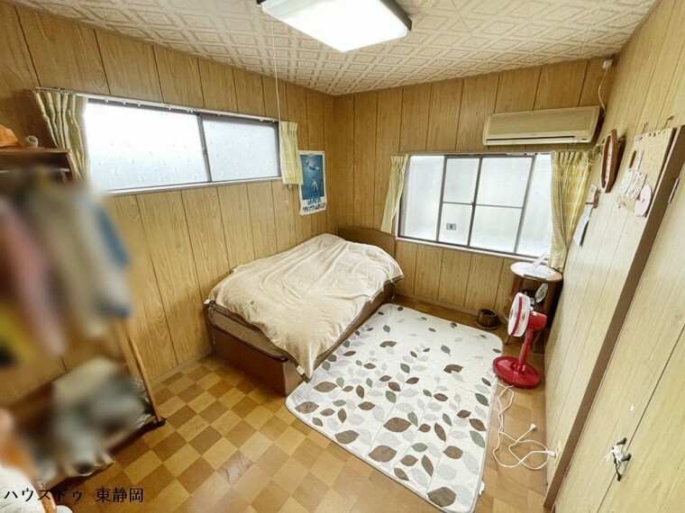 寝室 二階洋室。市松模様の床が印象的なお部屋です。