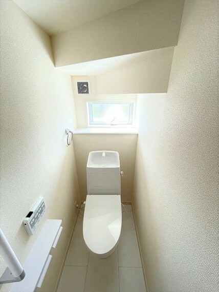 トイレ 階段下スペースを有効活用した1階トイレ。　 無駄なスペースがなく住空間を広くとっている間取りです。 小窓があり通気性良好