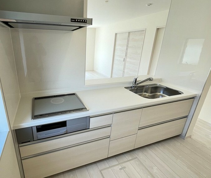 キッチン LDKが一望できるキッチン 収納たっぷりなキッチンが入ります。床下収納もあります。