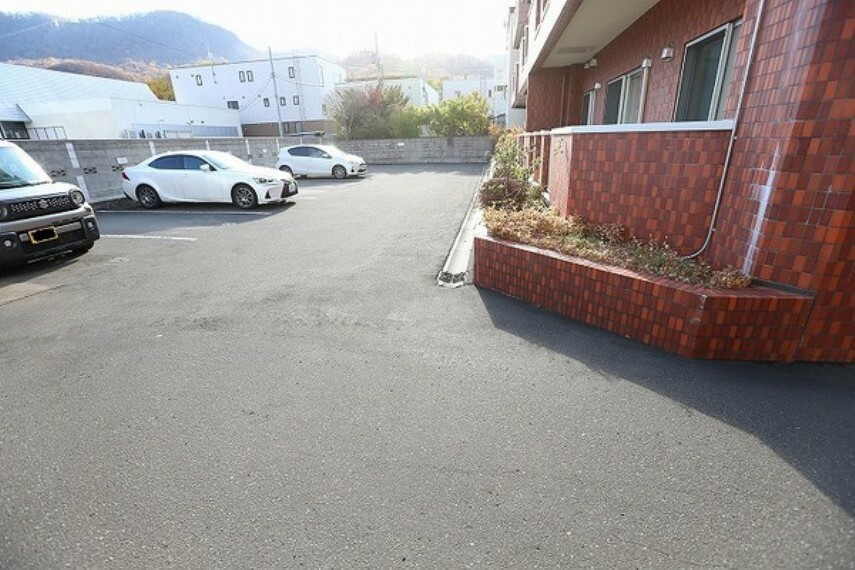 敷地内駐車場 駐車場につきましては、平面タイプの駐車場になります。 現在空きはありませんが、随時確認が必要になります。