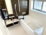 浴室 窓付きの明るい開放感のあるシステムバス。エコフルシャワー・保温浴槽・浴室乾燥機・エコジョーズなどの省エネ設備が標準装備！オシャレな浴室です。