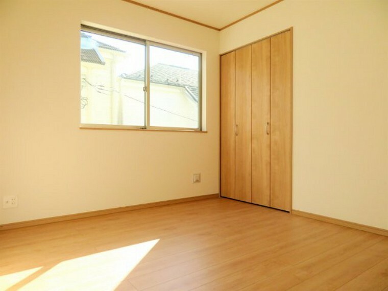 洋室 明るく収納たっぷりの居室。綺麗な長方形のお部屋は、家具の配置も悩まず広々使えます