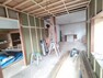 キッチン 【リフォーム中】リビングを別角度から撮影。リビングは天井、壁はクロス張替えを行い、床はフローリングを重ね張り予定です。
