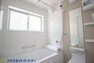 同仕様写真（内観） 心地よいバスタイムを演出する浴室はゆとりあるサイズを採用。保温機能付き、汚れをはじく有機ガラス系の新素材を採用した浴室。美しく機能的な設備を採用。