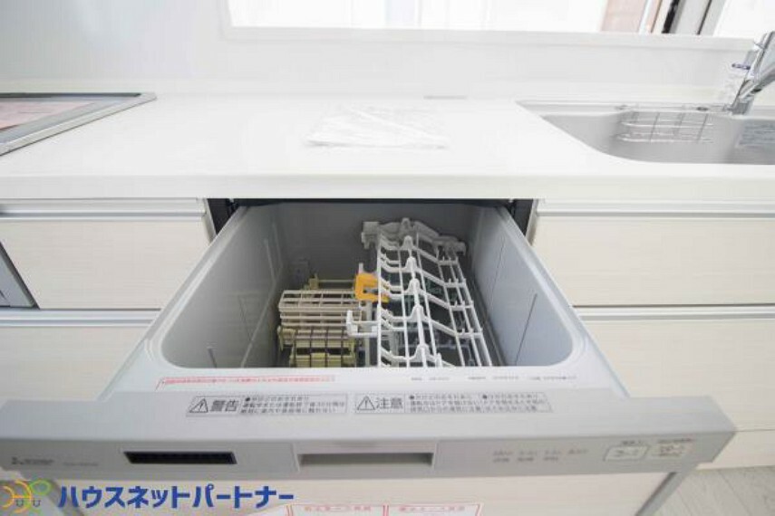 同仕様写真（内観） ビルトイン食器洗乾燥機。家事のお手伝いをしてくれる奥様の味方です。食器を洗っている間にお掃除など、様々なシーンで家事の時短に役立つ食洗機。省スペースのビルトインタイプを採用致しました。