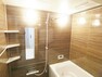 浴室 木目調の壁は、心安らぐ空間を演出します。