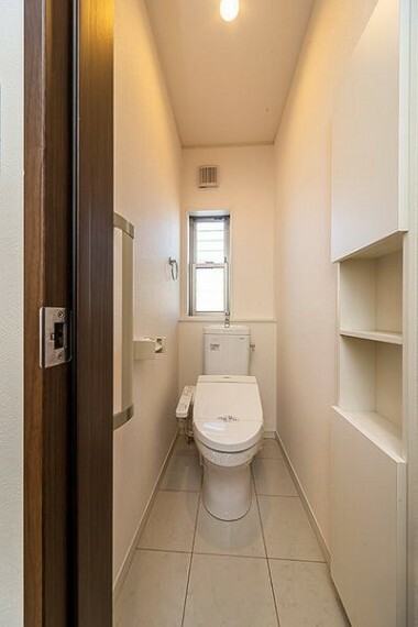 トイレ 手摺と収納スペースがある高機能なトイレ