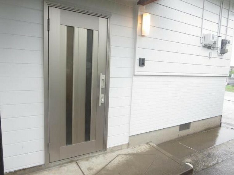 玄関 【同仕様写真】玄関ドアは交換予定です。モニター付きドアホンも設置しますので、防犯上も安心ですね。
