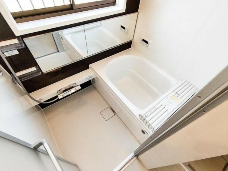 浴室 （リフォーム済）浴室は、ハウステック製の新品のユニットバスに交換しました。温度を設定したら、湯はり、追い焚き、保温がリモコンで操作できて、残業で遅くなっても温かなお風呂に入れます。