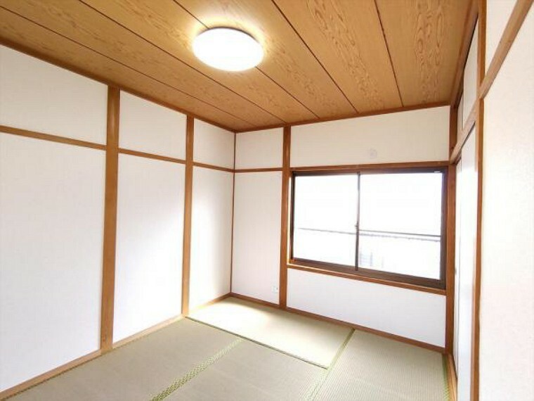 （リフォーム済）2階の6畳和室は天井・壁のクロスを貼替し畳を表替え、襖を貼替しました。畳の匂いに癒されて心地よい眠りにつけそうですね。