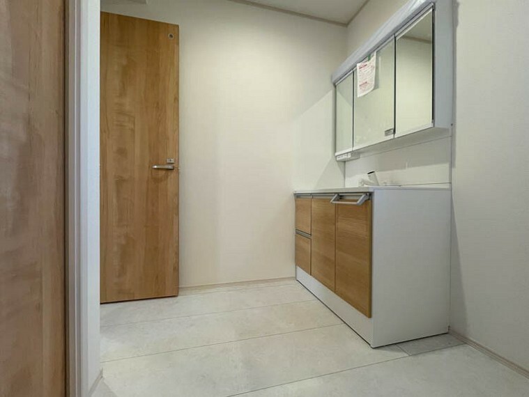 脱衣場 家の中でも特にプライベートスペースとなる洗面所は、洗濯場所と浴室を同じ空間でまとめております。