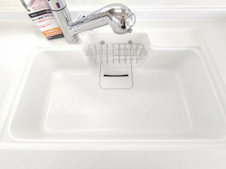 キッチン 【浄水器】新品キッチンの水栓金具は「かゆい所に手が届く」シャワータイプ。浄水機能付きなので安心してお使いいただけます。一体型の浄水器なので汚れにくくお手入れ簡単ですよ。