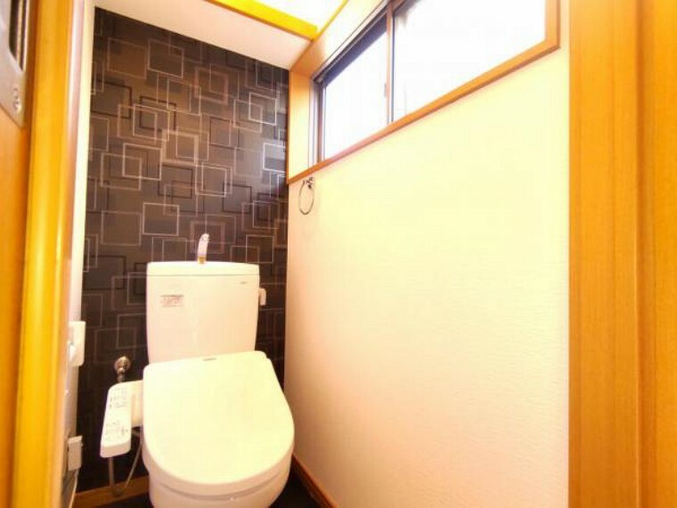トイレ 【リフォーム後写真】2階トイレは新品のTOTO製ウォシュレットトイレに交換しました。2階にもトイレが付いているので便利です。