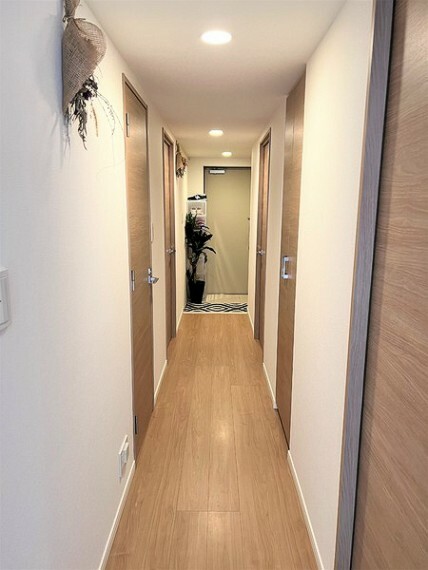 玄関 玄関とお部屋を繋ぐまっすぐな廊下