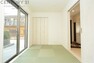 和室 リビング横の和室は正方形のスタイル畳で洋風　リビングと続きで広々と利用できます