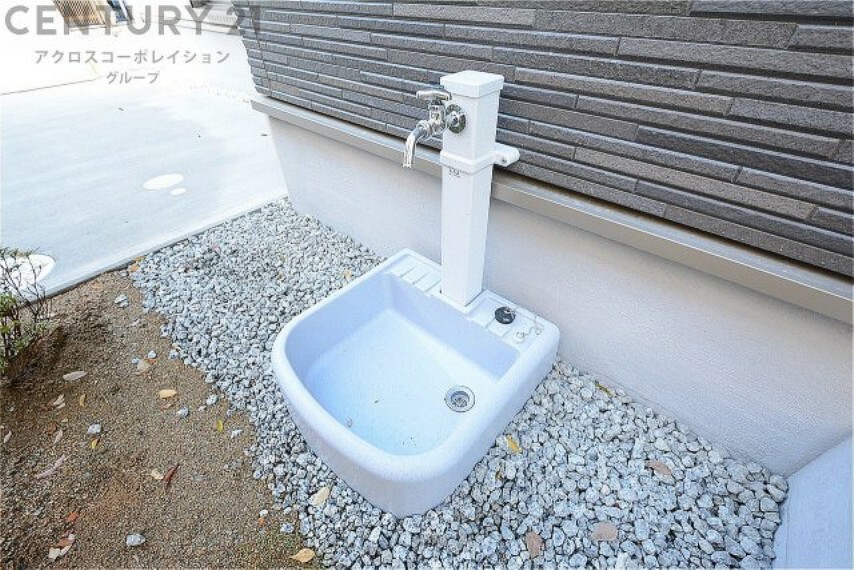 庭スペースには立ち水栓があり、洗車や水やり等に便利です