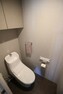 トイレ 清潔感あふれるトイレ。落ち着いた雰囲気の色合いです。壁面収納がありとっても便利！