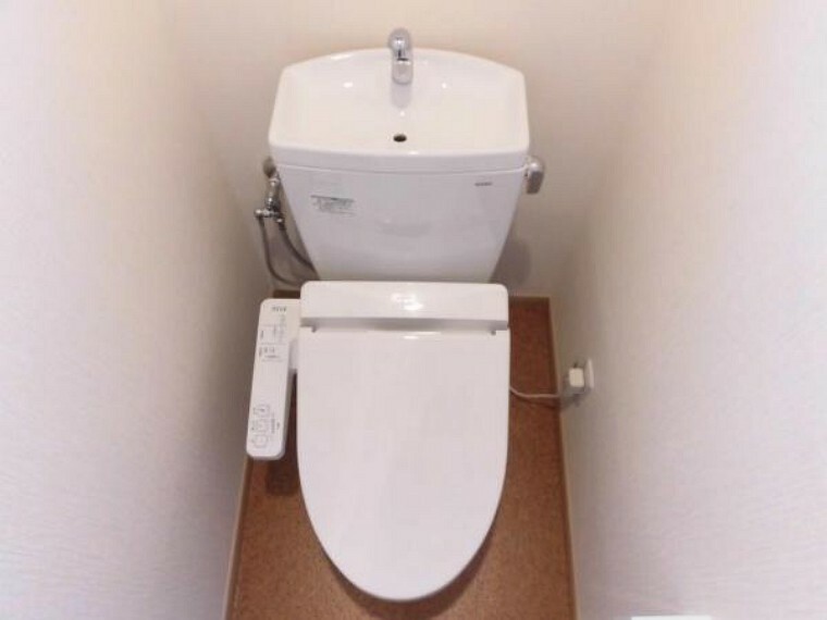 トイレ 【同仕様写真】トイレはTOTO製の温水洗浄機能付きに新品交換します。表面は凹凸がないため汚れが付きにくく、継ぎ目のない形状でお手入れが簡単です。節水機能付きなのでお財布にも優しいですね。