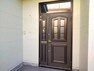 玄関 【リフォーム工事中】玄関ドアはクリーニングを行い、鍵交換、TVモニター付きインターホン設置、照明交換を行います。