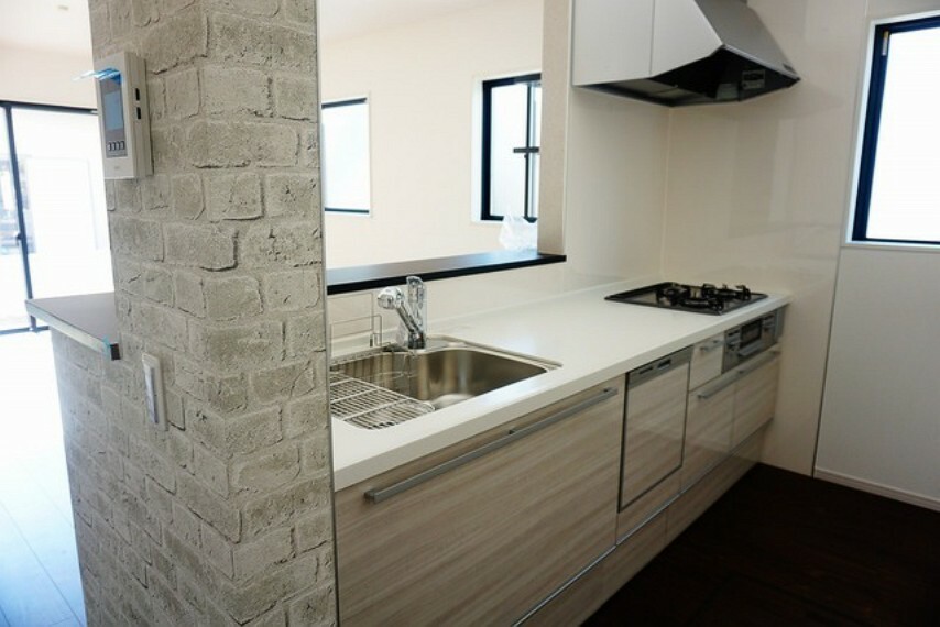 キッチン インテリア性に優れた人造大理石製。耐久性があり、清掃性にも優れています。