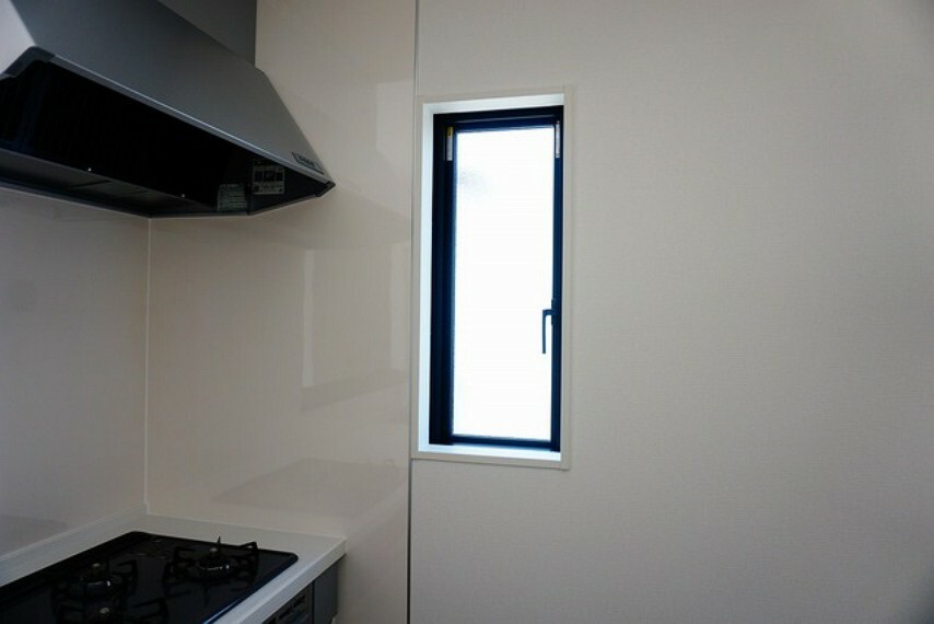 キッチン キッチン窓は日光を取り入れたり、換気扇では取りきれない魚のにおいなど、外の空気を入れることで取り去ることができますね。
