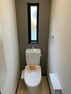 トイレ 小窓から明るい陽の光が差し込むトイレ内。お好きなインテリアでかわいい空間を作ってください。