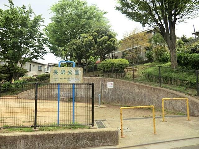 公園 【長沢公園】閑静な住宅街の中にあるコンパクトな公園です。丘の上へ続く小さな階段の上には、秘密基地のようなスペースがあります。遊具やベンチもある為、お子様から大人の方までお楽しみ頂けます。