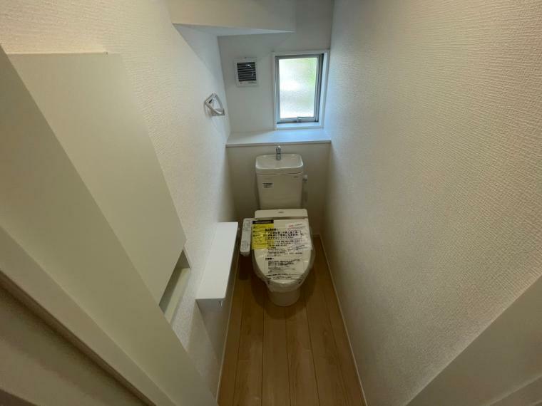 トイレ 【現地写真】1F＆2Fにレストルームを配置！室内には小窓を設け通気性が良く、圧迫感がありません！