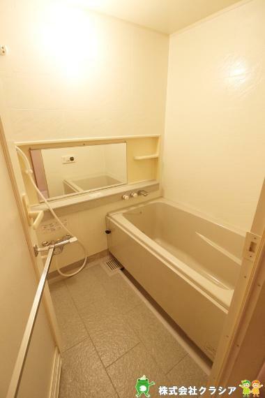 浴室 一日の疲れを癒すバスルーム。アロマオイルや半身浴が楽しめる快適な空間です（2021年11月撮影）
