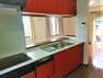 キッチン システムキッチン 珍しい赤、映えて綺麗・素敵です。