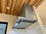キッチン 整流板の裏にフィルターが隠れて見た目すっきり。薄くても整流板が周囲風速を高め効率よく吸い込みます。スリムでスタイリッシュなデザインも魅力です。
