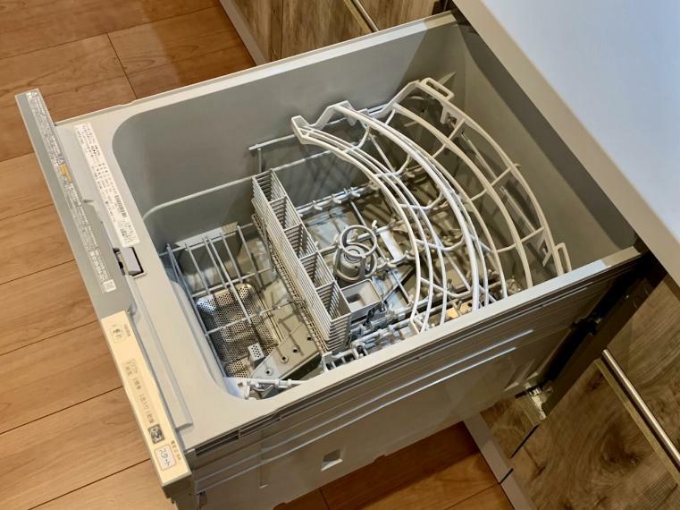 キッチン 食器洗い乾燥機は経済的！約5人分（37点）の食器が洗え、基本的な洗浄機能を備えています。家事が軽減されるだけでなく水や光熱費の節約にも！