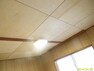 【リフォーム中】　2階のカーペット敷きの洋室は床材を張って洋室に変更いたします　クロスを張り替えて照明器具を設置いたします
